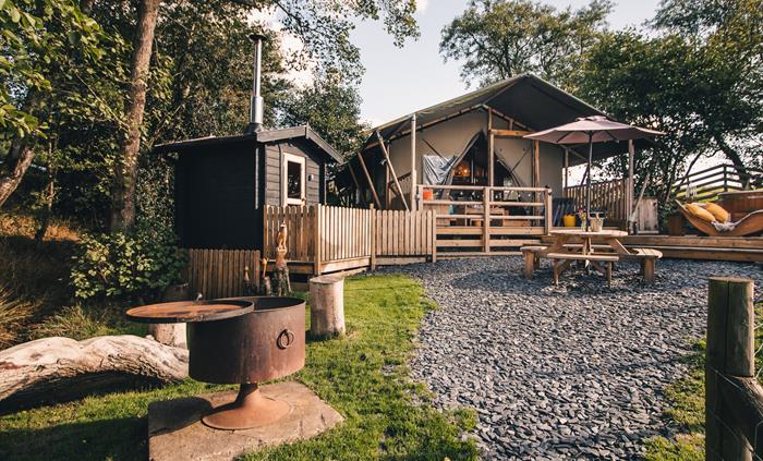 Sit around the fire pit with pizza oven